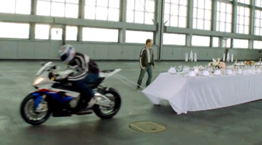 BMW S 1000 RR tablecloth trick